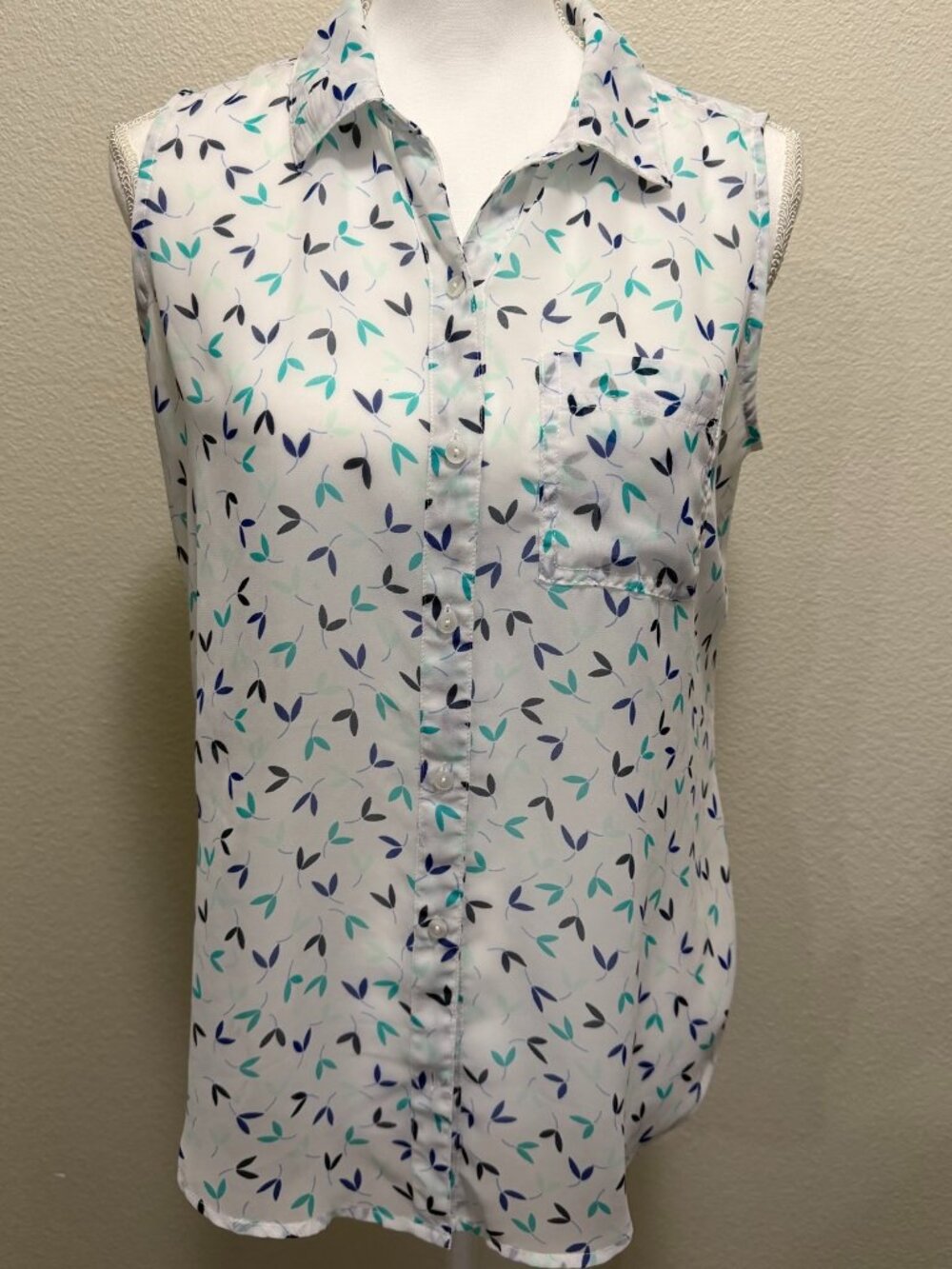 Liz Claiborne white sheer sleeveless button down blouse, rounded hem, Small